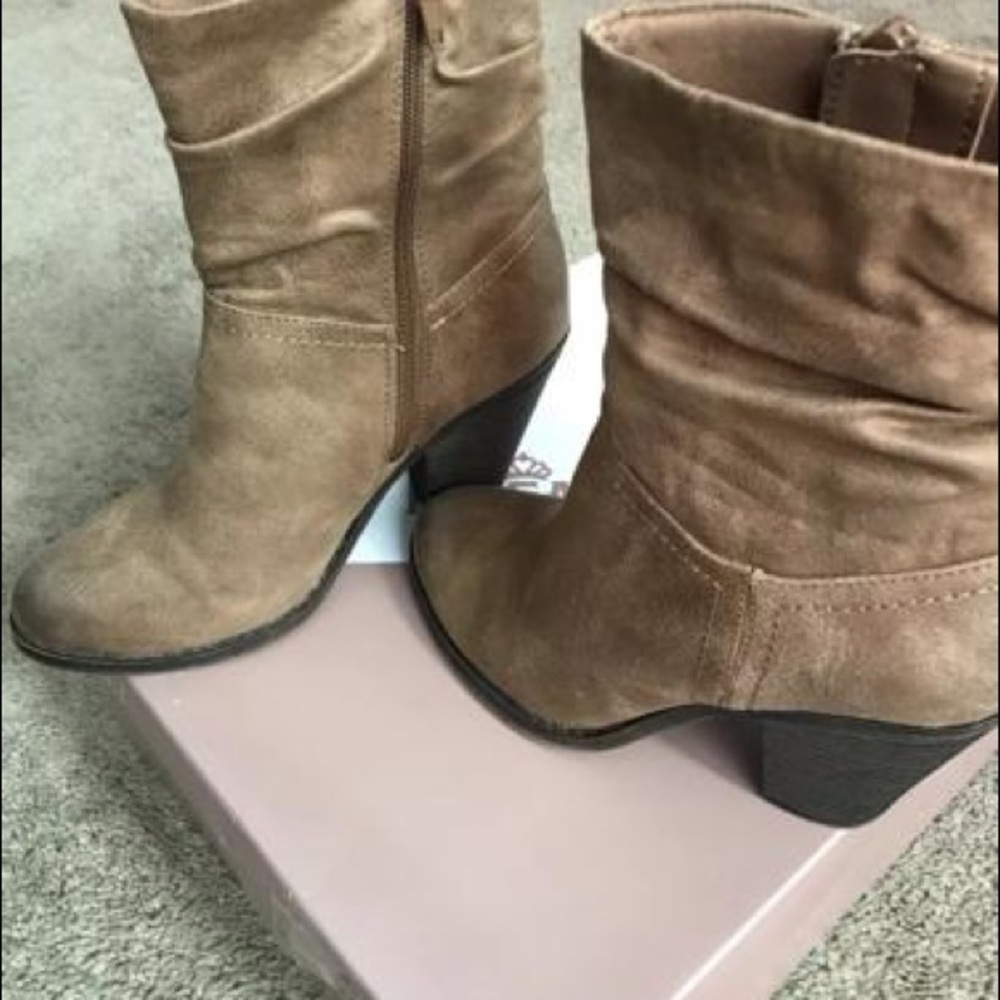 Boots - Picture 2 of 4